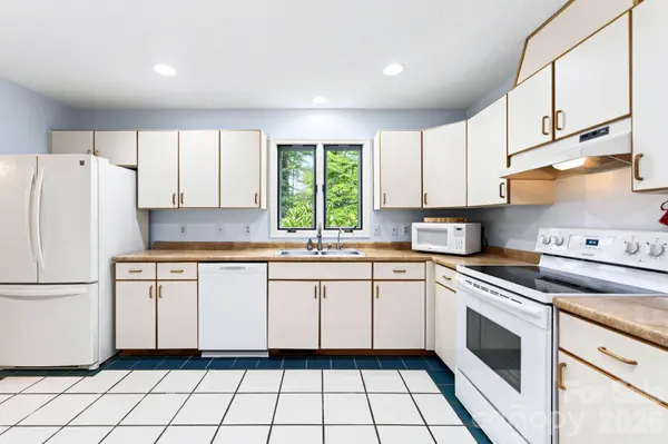 23 S Oaks CIR, Asheville, NC 28806