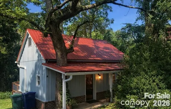 1 Old Mill LN, Weaverville, NC 28787