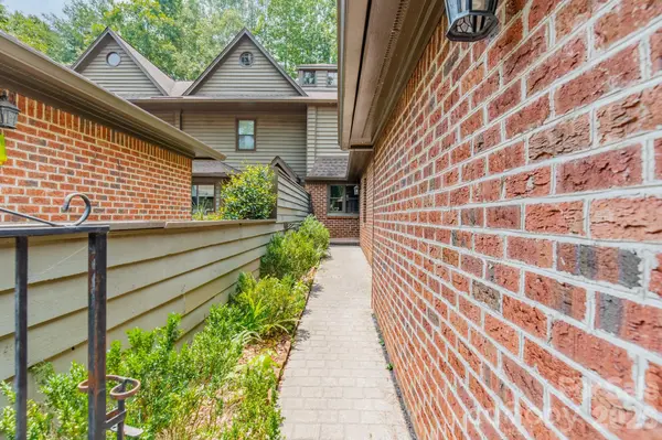 7426 Newmans LN, Charlotte, NC 28270