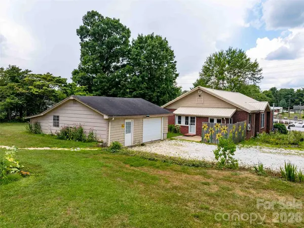 103 E King ST, East Flat Rock, NC 28726