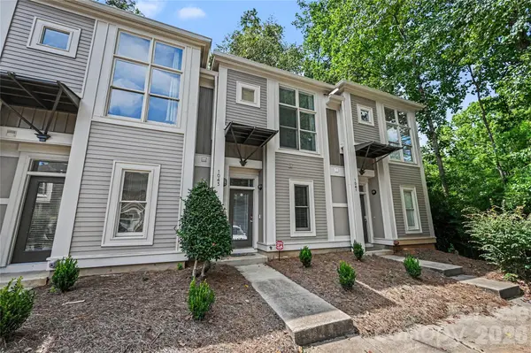 1043 Park West DR, Charlotte, NC 28209