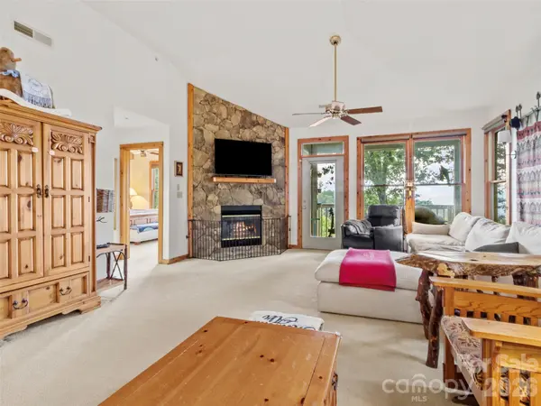 10 Stoney Falls LOOP #304, Burnsville, NC 28714