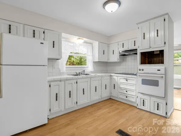 1 Lakewood RD, Hendersonville, NC 28792