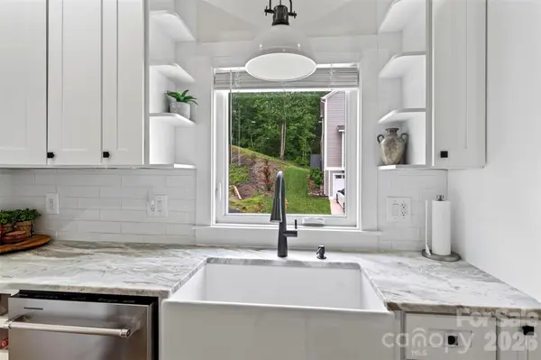 310 Magnolia Ridge RD, Swannanoa, NC 28778