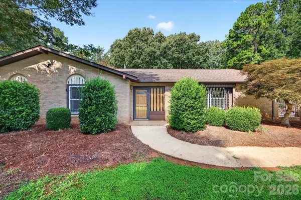 3825 Hoodridge LN, Charlotte, NC 28227