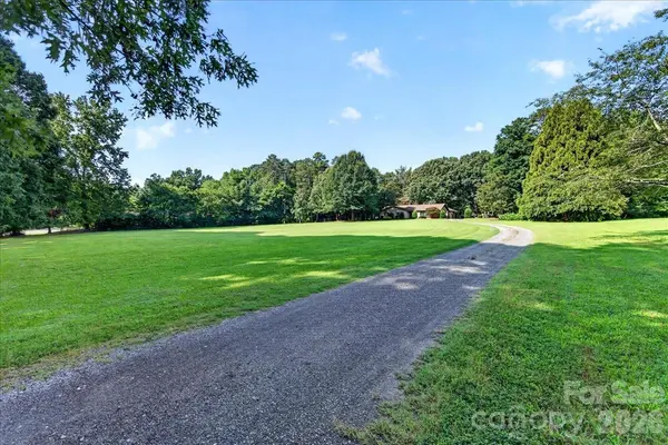 3825 Hoodridge LN, Charlotte, NC 28227