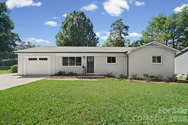 1041 Watts DR, Charlotte, NC 28216