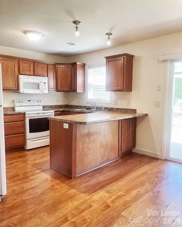 25 Meredith DR, Hendersonville, NC 28792