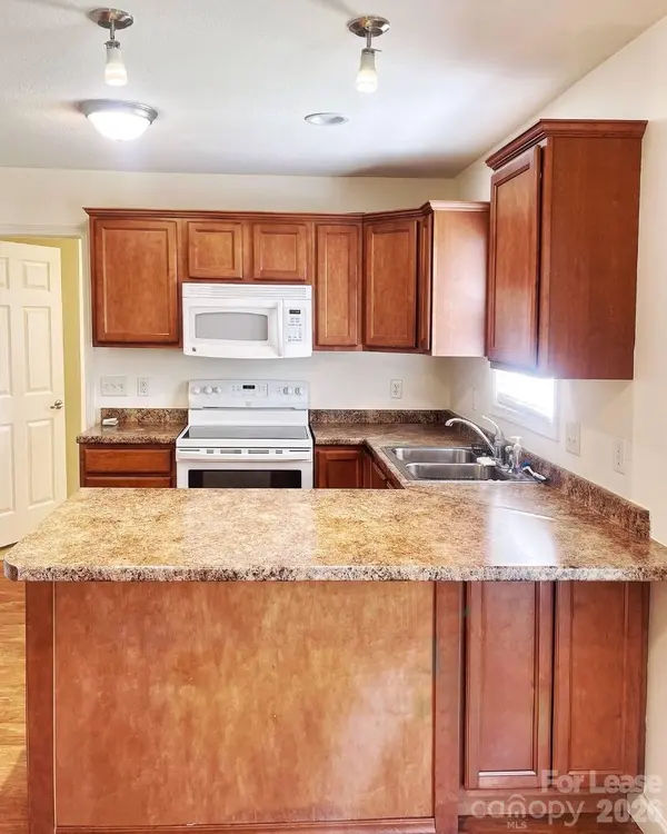 25 Meredith DR, Hendersonville, NC 28792
