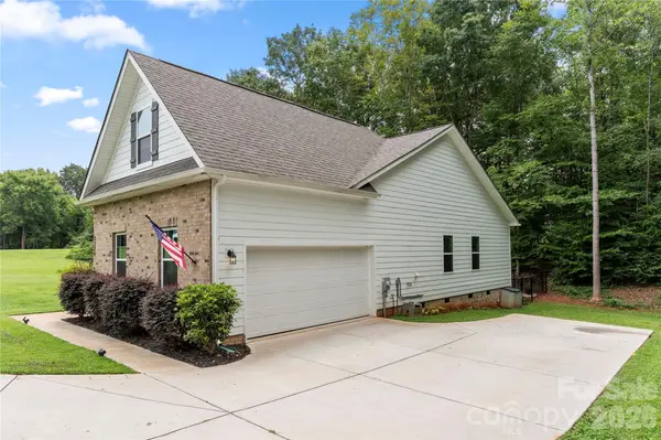 3229 Creek Bend CT, Sherrills Ford, NC 28673