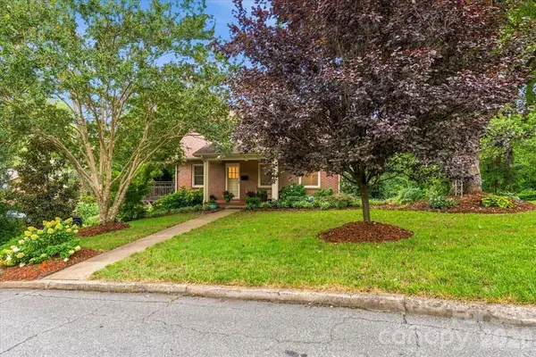 104 Hawthorne LN, Morganton, NC 28655