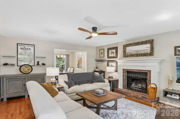 70 Acorn LN, Clyde, NC 28721