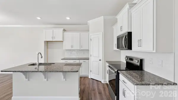 396 Creekview RD, Hendersonville, NC 28792