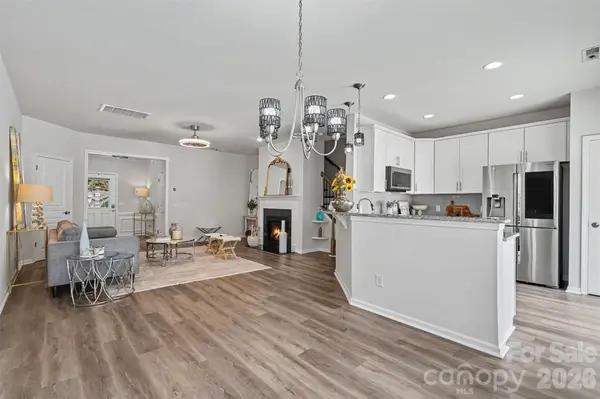2447 Diplomat LN, Charlotte, NC 28210