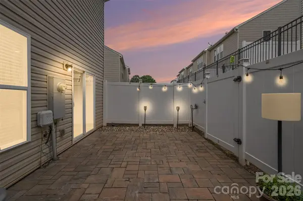 2447 Diplomat LN, Charlotte, NC 28210