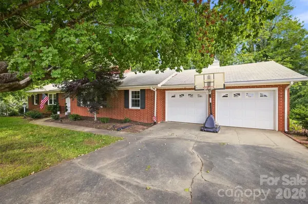 1009 Randolph CIR SE, Lenoir, NC 28645