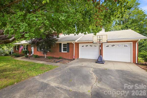 1009 Randolph CIR SE, Lenoir, NC 28645