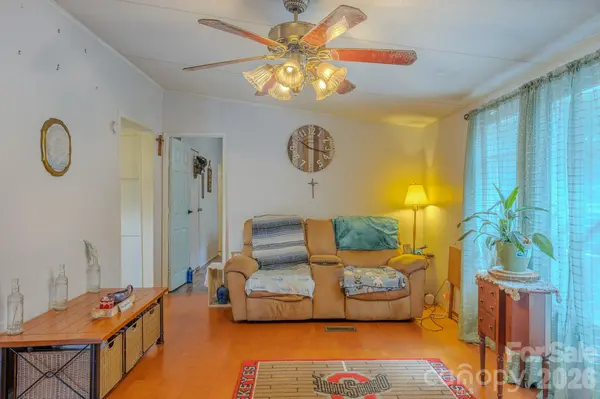97 Misty Ridge LN, Leicester, NC 28748