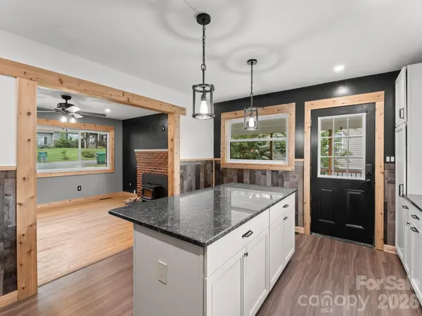 10 Monte Vista CIR, Candler, NC 28715