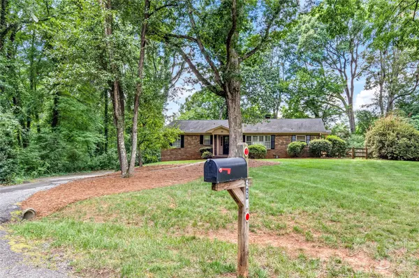 560 Kelway PL, Winston Salem, NC 27104
