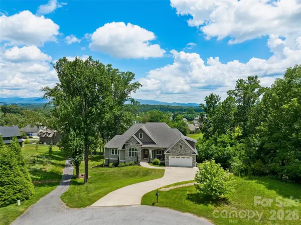 143 Gracie LN, Mills River, NC 28759
