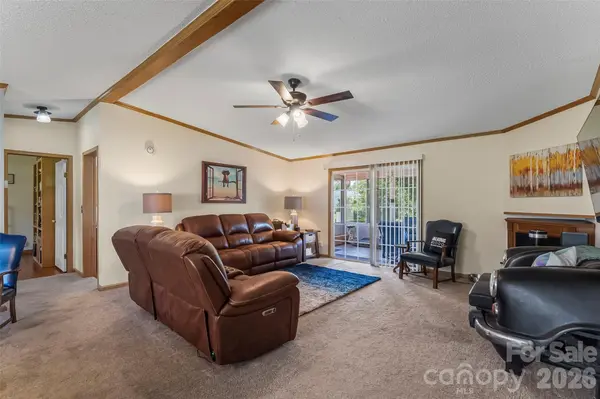 208 Red Birch CT, Hendersonville, NC 28739