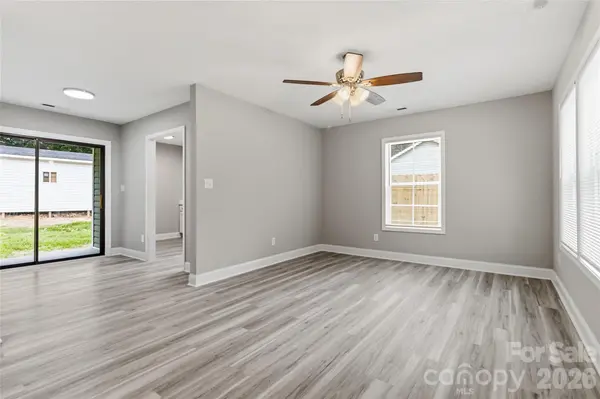 412 E Mclelland AVE, Mooresville, NC 28115