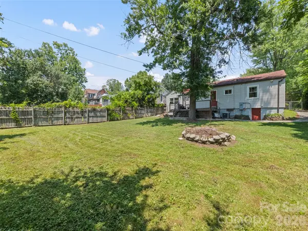 1909 Arlington PL, Hendersonville, NC 28791