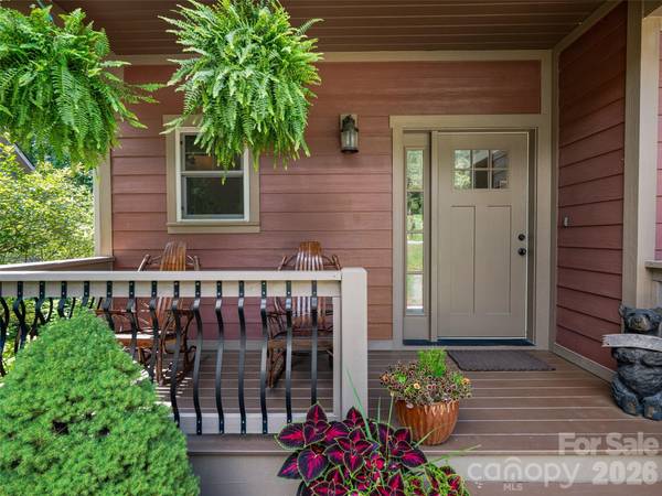 4 Old Bridge CIR, Fairview, NC 28730