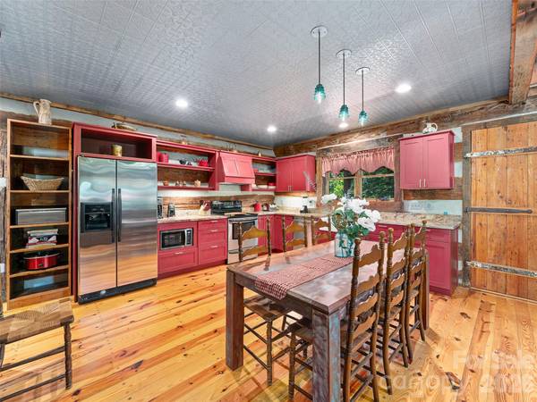 503 White Pine LN, Bakersville, NC 28705