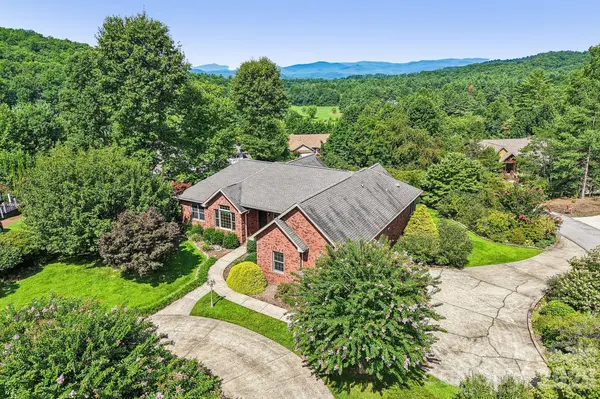 28 Tudor Crescent CT, Hendersonville, NC 28739