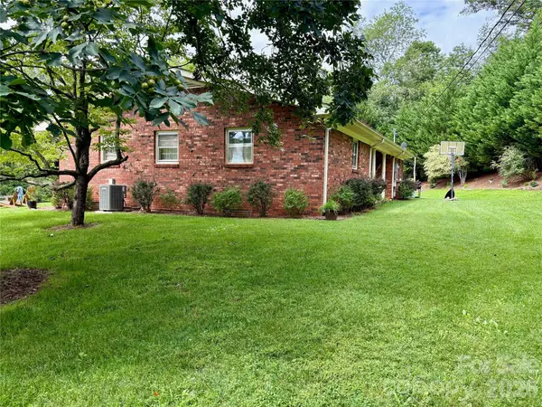 11 Thornberry DR, Alexander, NC 28701