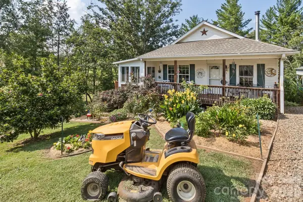 11 Dusty LN, Leicester, NC 28748