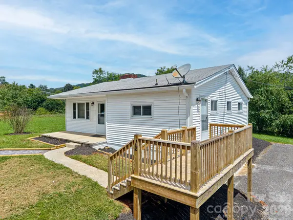 12 Baker RD, Asheville, NC 28806