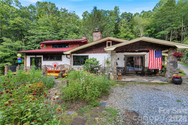 87 Old Chimney LN, Cedar Mountain, NC 28718