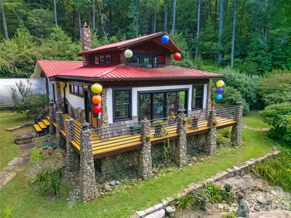 87 Old Chimney LN, Cedar Mountain, NC 28718