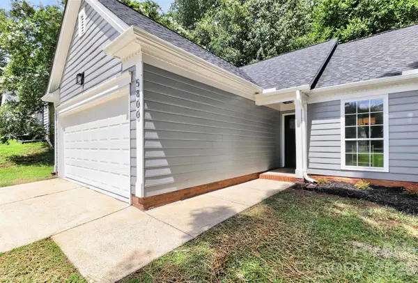 5800 Pennycross LN, Charlotte, NC 28216