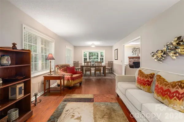 4 Hunters LN, Hendersonville, NC 28791