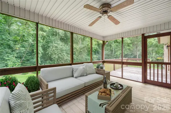 4 Hunters LN, Hendersonville, NC 28791