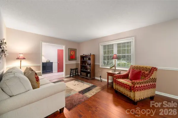 4 Hunters LN, Hendersonville, NC 28791