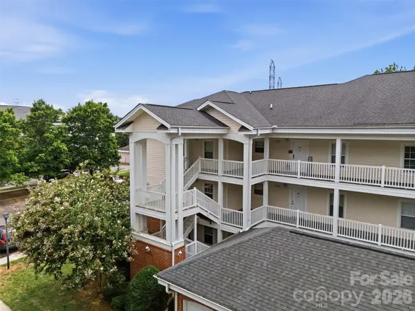 8751 Coralbell LN, Charlotte, NC 28213
