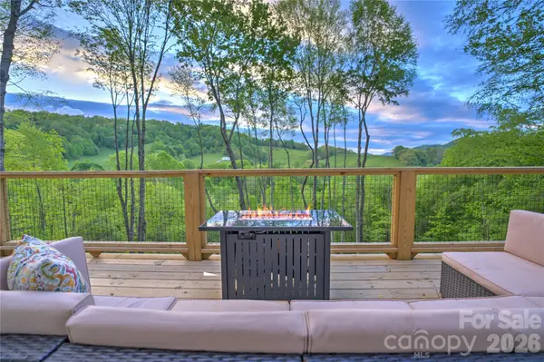 145 Banjo LN, Waynesville, NC 28785