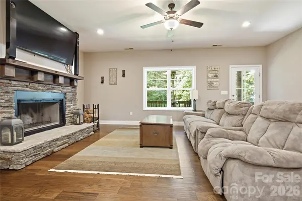 72 Summer Shade CT, Hendersonville, NC 28792