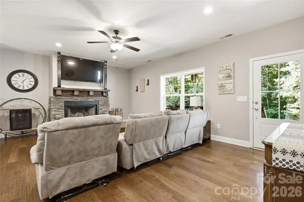 72 Summer Shade CT, Hendersonville, NC 28792