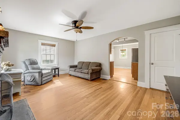 1 Hamburg Mountain RD, Weaverville, NC 28787