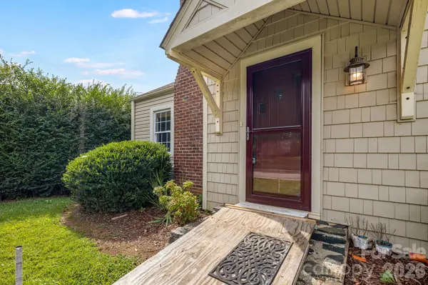 1 Hamburg Mountain RD, Weaverville, NC 28787