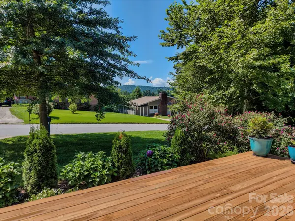 217 S Hillandale DR, East Flat Rock, NC 28726