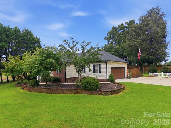 359 Huffstetler Lake RD, Dallas, NC 28034