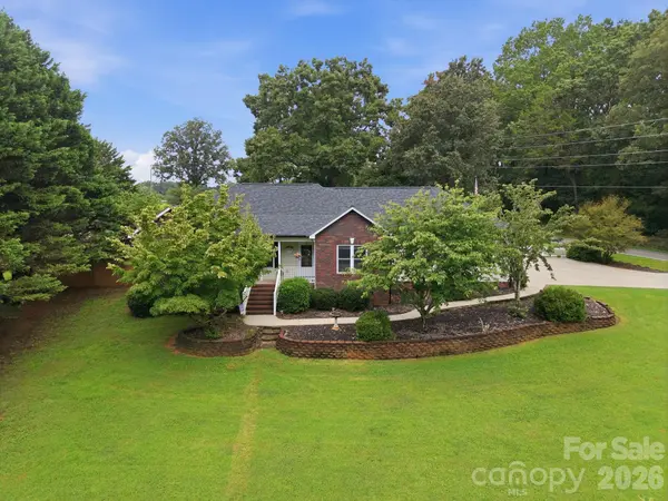 359 Huffstetler Lake RD, Dallas, NC 28034