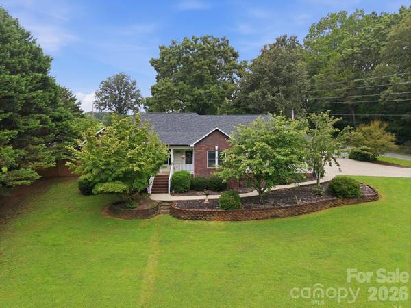 359 Huffstetler Lake RD, Dallas, NC 28034